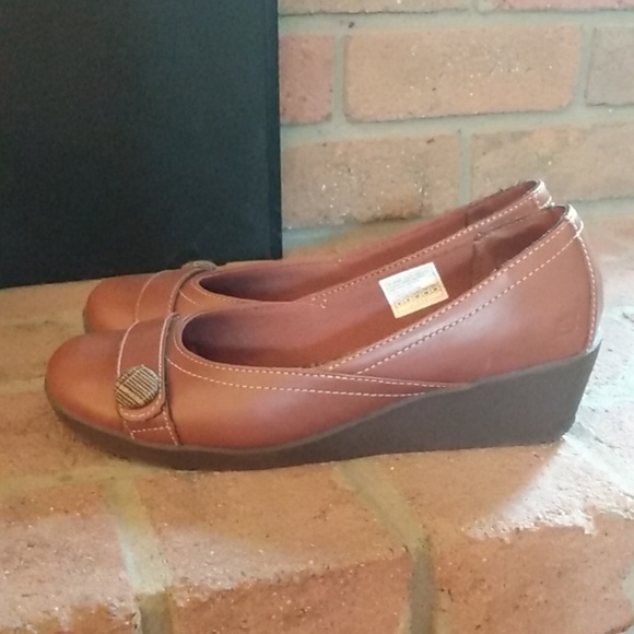 Skecher's Tan Leather Wedges - Picture 2 of 7